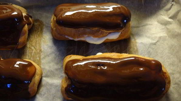 эклеры с темным шоколадом