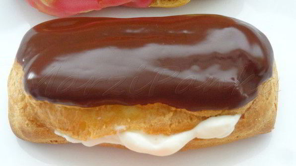 эклеры с темным шоколадом