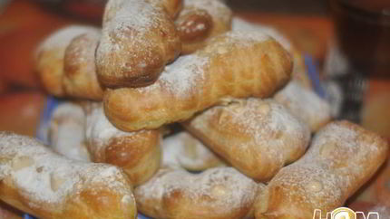 Эклеры со взбитыми сливками и сгущенкой