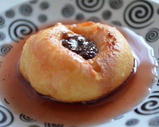 Заварные пирожные эклеры с клубничным сиропом