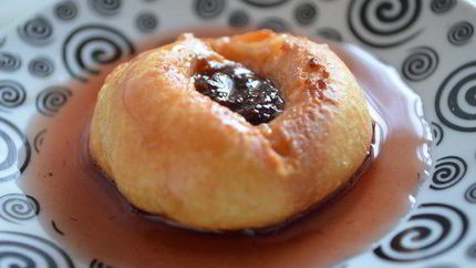 Заварные пирожные эклеры с клубничным сиропом