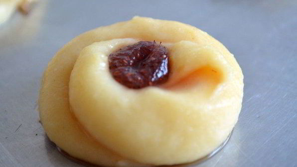 заварные пирожные эклеры с клубничным сиропом