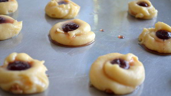 заварные пирожные эклеры с клубничным сиропом