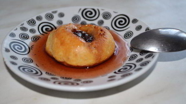 заварные пирожные эклеры с клубничным сиропом