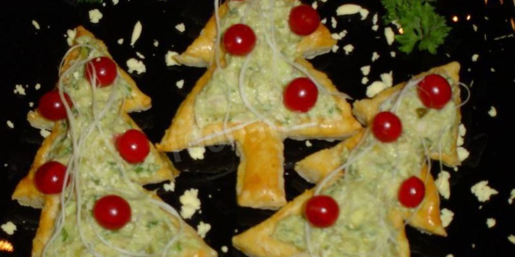 Рецепт закусочных слоек новогодних елки
