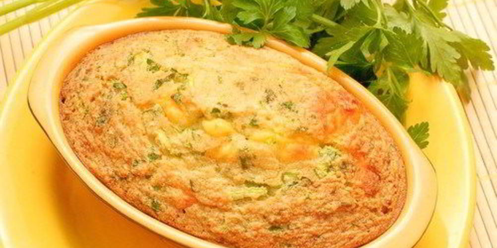 Рецепт картофельной запеканки с курицей, грибами и зеленым горошком