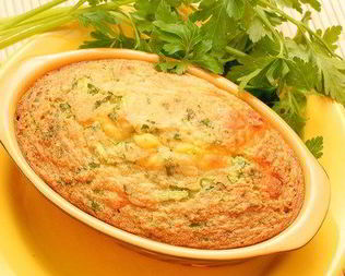 Картофельная запеканка с курицей, грибами и зеленым горошком