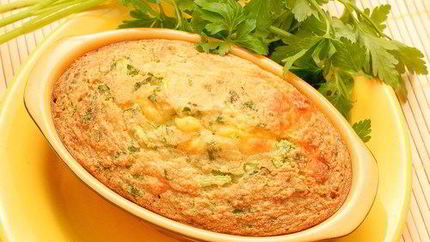 Картофельная запеканка с курицей, грибами и зеленым горошком