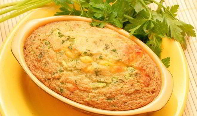 Картофельная запеканка с курицей, грибами и зеленым горошком