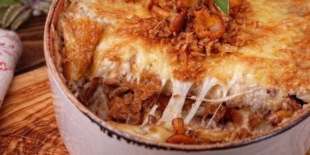 Рецепт картофельной запеканки с лисичками и луковыми чипсами