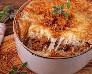 Картофельная запеканка с лисичками и луковыми чипсами