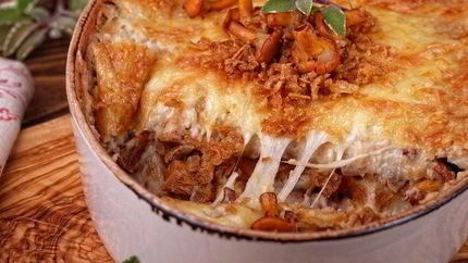 Картофельная запеканка с лисичками и луковыми чипсами