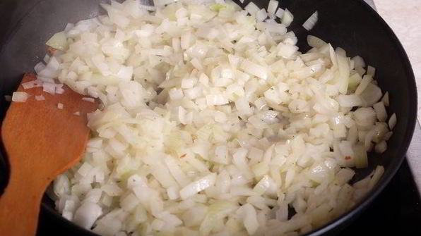 картофельная запеканка с лисичками и луковыми чипсами