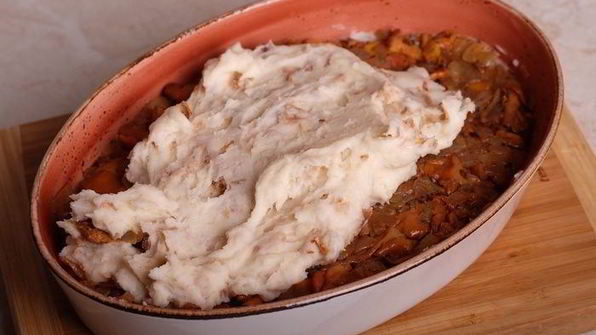 картофельная запеканка с лисичками и луковыми чипсами