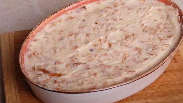 картофельная запеканка с лисичками и луковыми чипсами