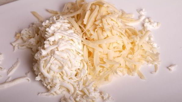 картофельная запеканка с лисичками и луковыми чипсами