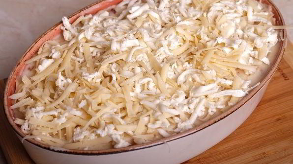 картофельная запеканка с лисичками и луковыми чипсами