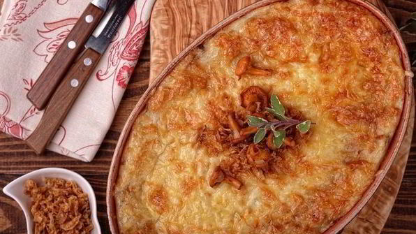 картофельная запеканка с лисичками и луковыми чипсами