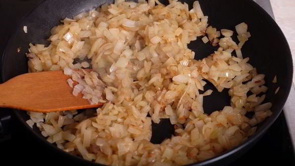 картофельная запеканка с лисичками и луковыми чипсами