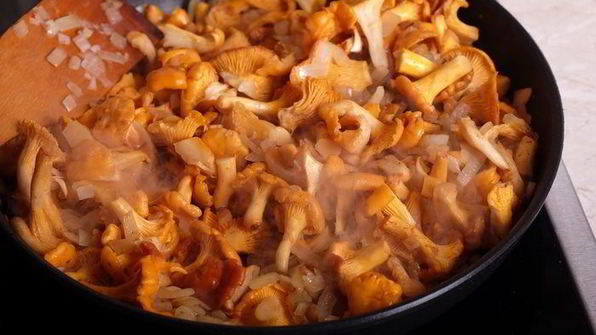 картофельная запеканка с лисичками и луковыми чипсами