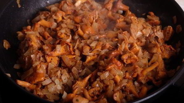 картофельная запеканка с лисичками и луковыми чипсами