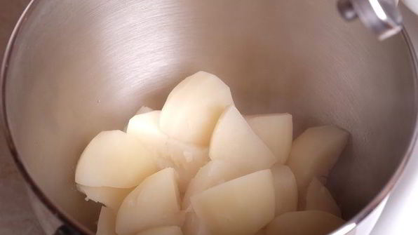 картофельная запеканка с лисичками и луковыми чипсами