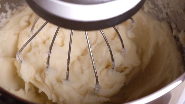 картофельная запеканка с лисичками и луковыми чипсами