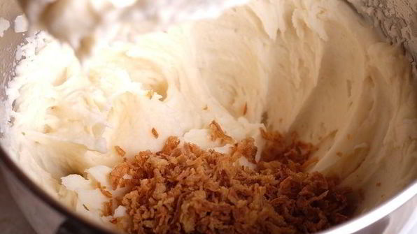 картофельная запеканка с лисичками и луковыми чипсами