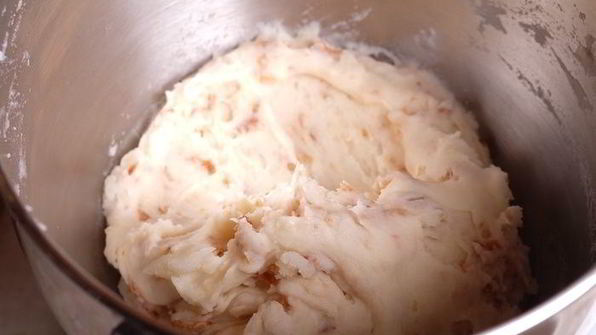 картофельная запеканка с лисичками и луковыми чипсами