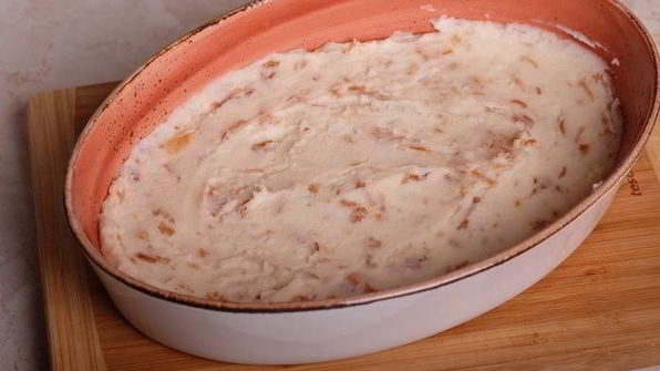 картофельная запеканка с лисичками и луковыми чипсами