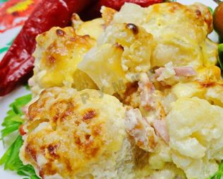 Нежная запеканка из цветной капусты в духовке с сосисками