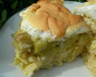 Рисовая запеканка с ревенем и меренгой