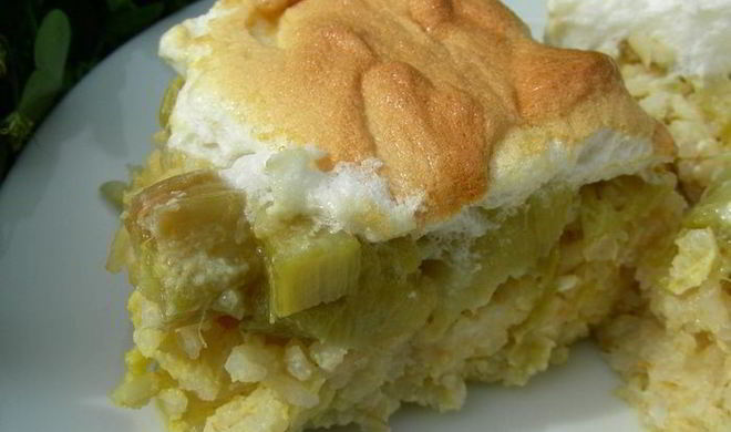 Рисовая запеканка с ревенем и меренгой