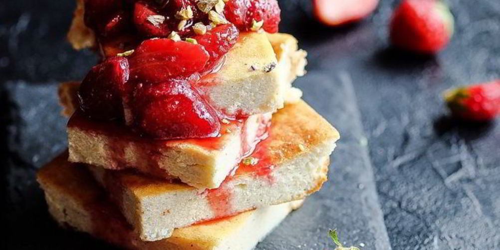 Рецепт творожной запеканки с ванилью, клубничным соусом и фисташками