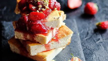 Творожная запеканка с ванилью, клубничным соусом и фисташками