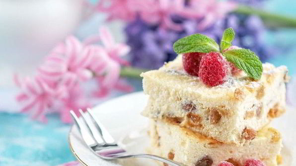 творожная запеканка с ванилью, клубничным соусом и фисташками