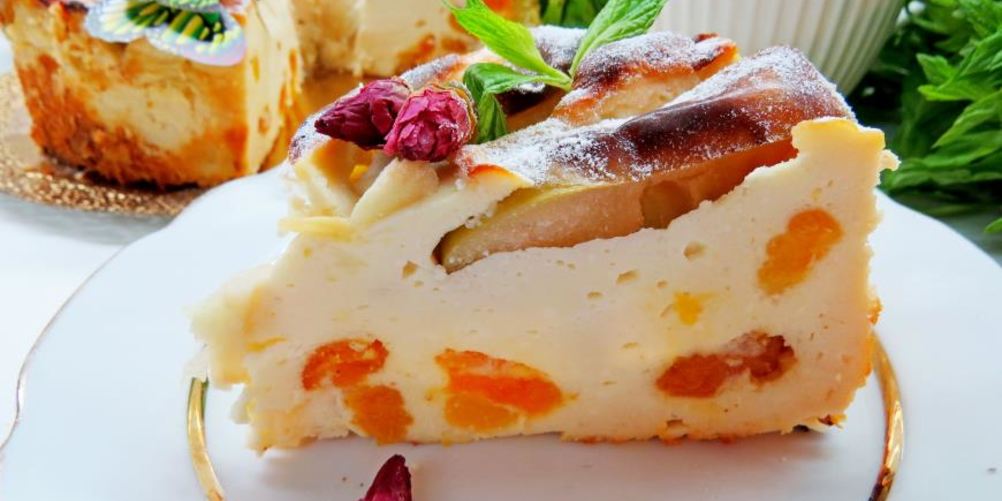 Рецепт воздушной творожной запеканки с курагой и яблоками