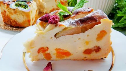 Воздушная творожная запеканка с курагой и яблоками
