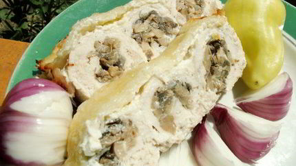 Запеканка из куриных рулетиков с грибами под сливочной заливкой