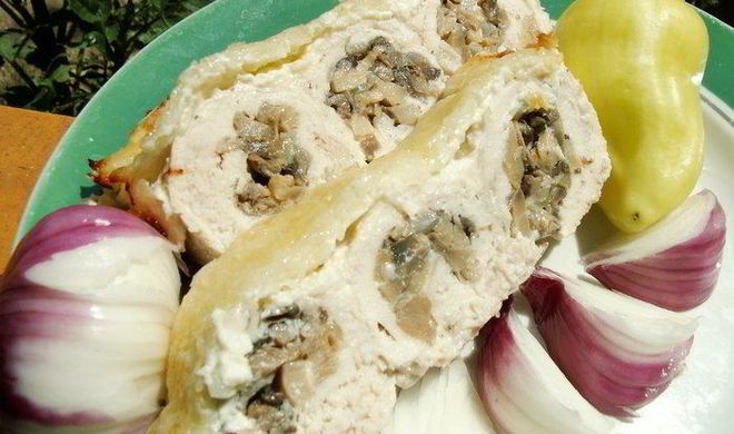 Запеканка из куриных рулетиков с грибами под сливочной заливкой