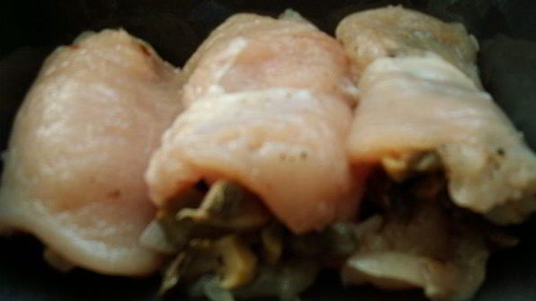запеканка из куриных рулетиков с грибами под сливочной заливкой