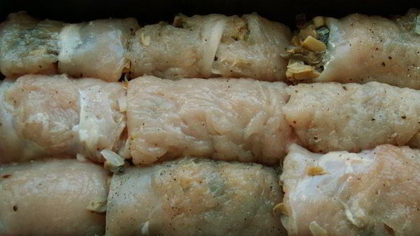 запеканка из куриных рулетиков с грибами под сливочной заливкой