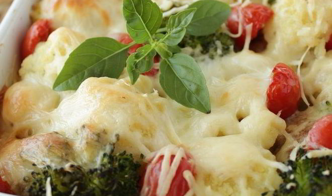 Запеканка с тефтелями, брокколи и цветной капустой