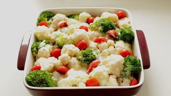 запеканка с тефтелями, брокколи и цветной капустой