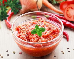 Аджика с хреном и яблоками