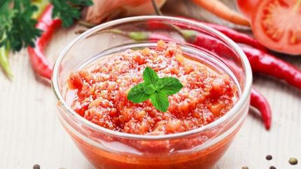 Аджика с хреном и яблоками