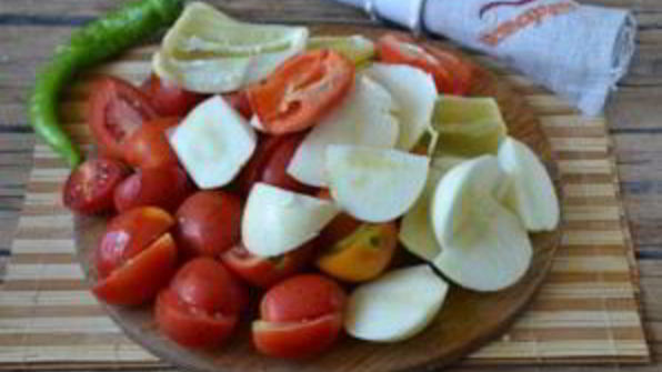 аджика с яблоками и помидорами на зиму