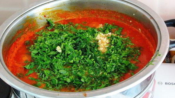 ароматная аджика со сливами и травами