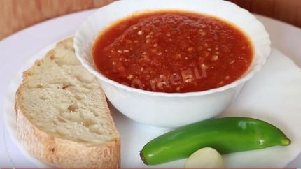 Домашняя аджика с яблоками и морковью