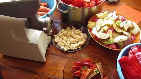 домашняя аджика с яблоками и морковью